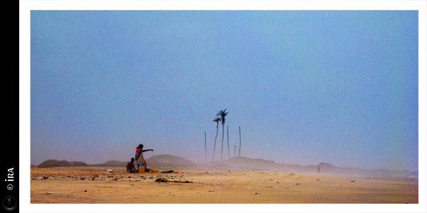 KERUCOV .ro - Travel Articles And Photography - Oameni si ganduri pe plaja Labardi din Accra, Ghana - Ira - destinatii de vacanta