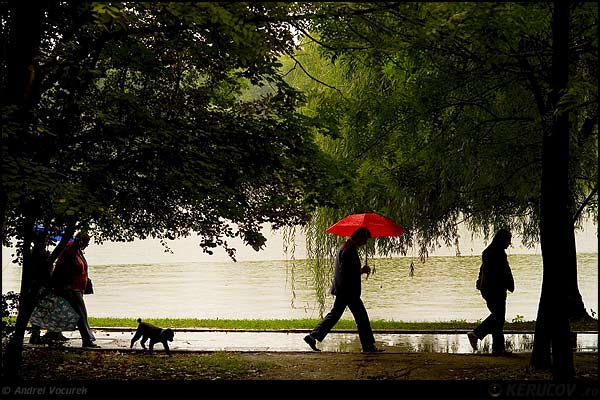 Fotografia: Umbrela rosie / The Red Umbrella, KERUCOV .ro © 1997 - 2025 || Andrei Vocurek