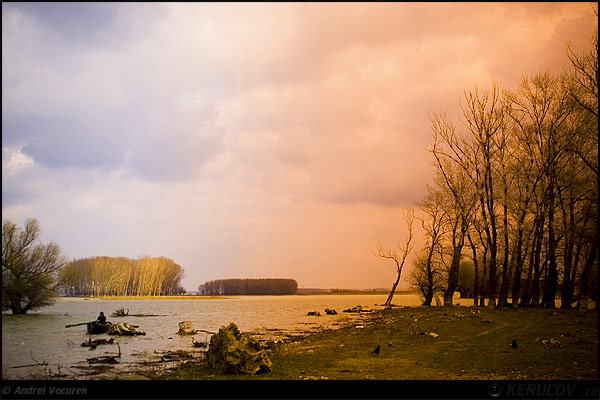 Fotografia: Cu barca pe Dunare / With The Boat On The Danube, KERUCOV .ro © 1997 - 2025 || Andrei Vocurek