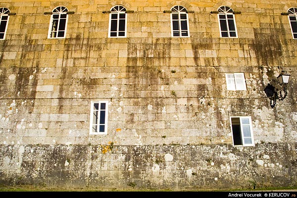 Fotografia Ferestrele / The Windows, album Orasul oarecare - Puncte peste asfalt / Some City - Spots on the Asphalt, Sobrado dos Monxes, Spania / Spain / Espana, KERUCOV .ro © 1997 - 2024 || Andrei Vocurek